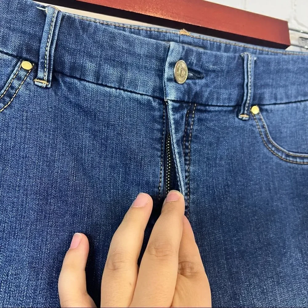 Chicos Straight Leg So Slimming Jeans Dark Wash size 0